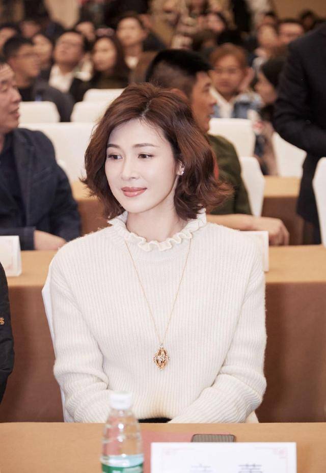 显得 童蕾气质好优雅！米白色针织衫搭配黑色半身裙简约大气，优雅知性