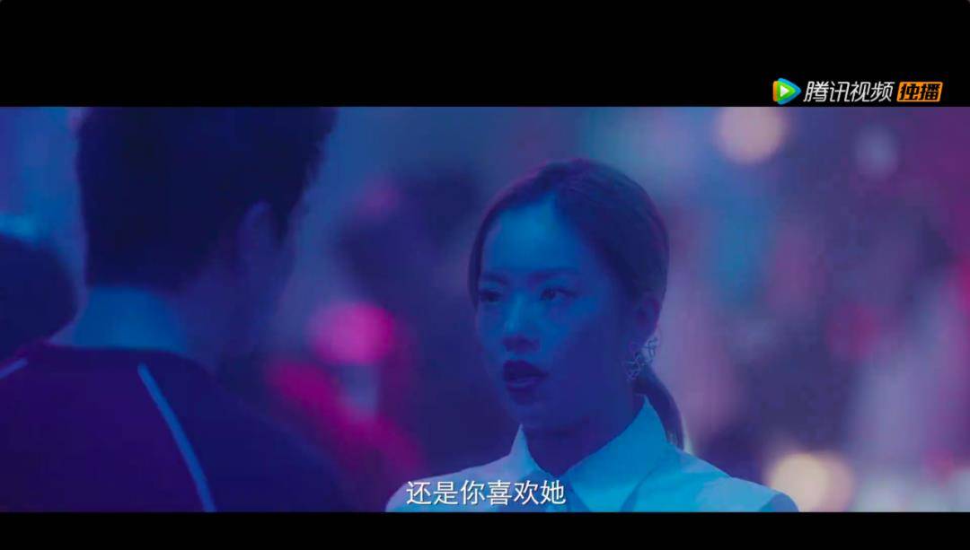 角色|一脚踩进蹲便池的女高管，五星好评