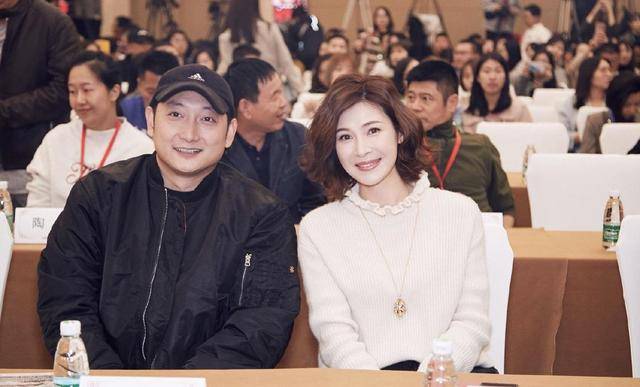 显得 童蕾气质好优雅！米白色针织衫搭配黑色半身裙简约大气，优雅知性