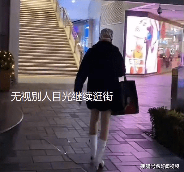 女子 重庆：大爷穿裤袜逛街，姿势妖娆看呆妹子：一米大长腿