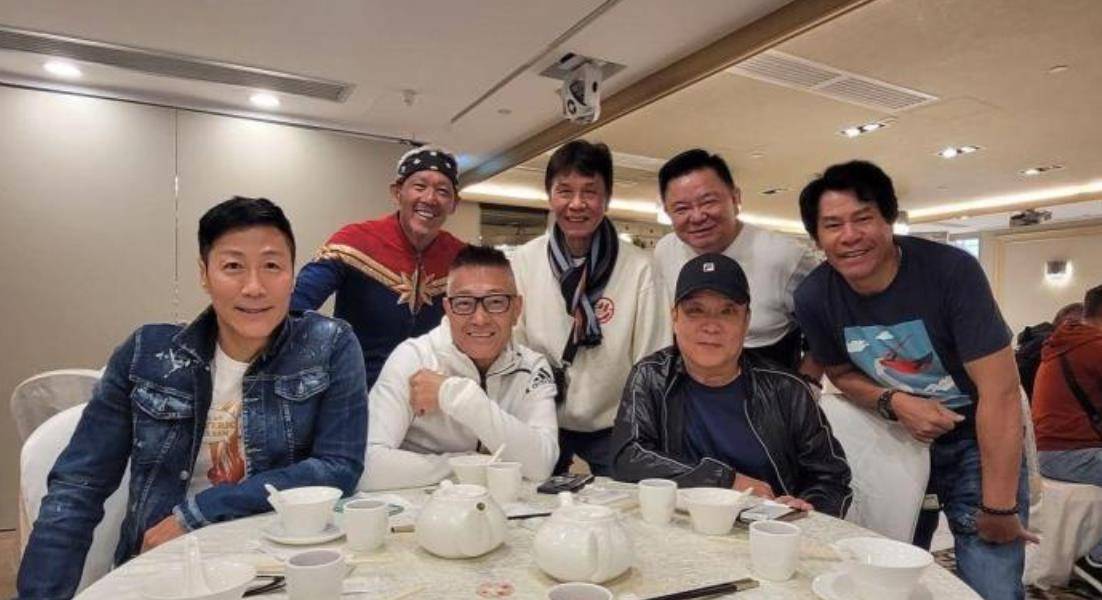 钱嘉乐|香港动作特技演员聚餐，61岁“大师兄”是颜值担当，钱嘉乐站C位