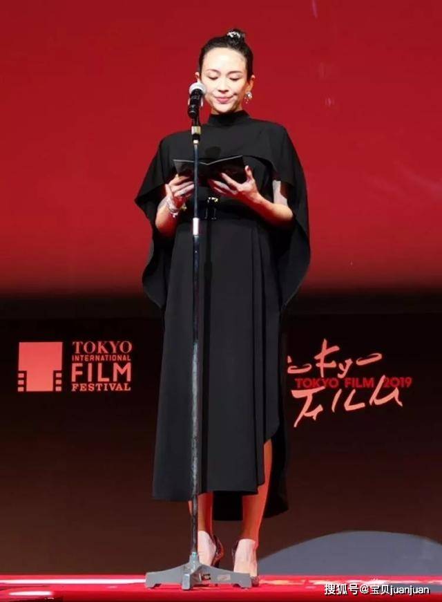 电影节|章子怡结束东京行，一袭斗篷裙踩10cm高跟鞋，挺8月孕肚美成焦点