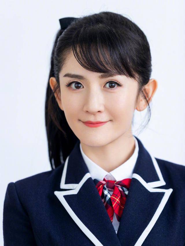 设计 谢娜撞衫“楚雨荨”，小西装搭配格纹半裙青春减龄，看不出年龄差