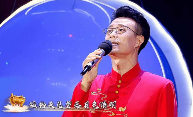 卫视|主持人白燕升又升职!从教授变成博士导师,台上拿奖笑得眼睛眯起