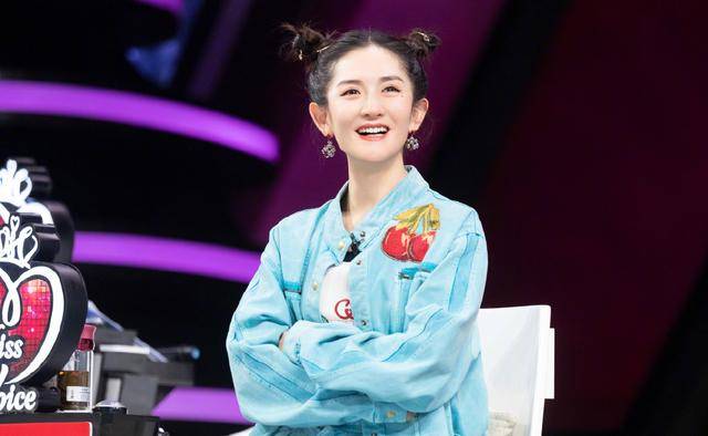 设计 谢娜撞衫“楚雨荨”，小西装搭配格纹半裙青春减龄，看不出年龄差