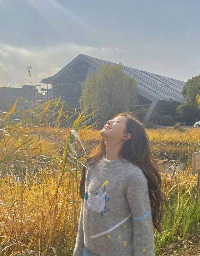 黑色 赵露思气质太清纯！烟灰色毛衣搭配牛仔裙温柔淑女，甜美俏皮