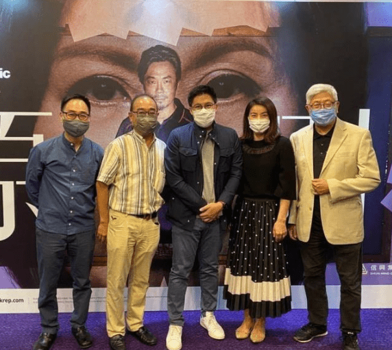 活动 郭晶晶穿百褶裙套装，站C位气质堪比霍思纬，霍启刚低调陪同老婆