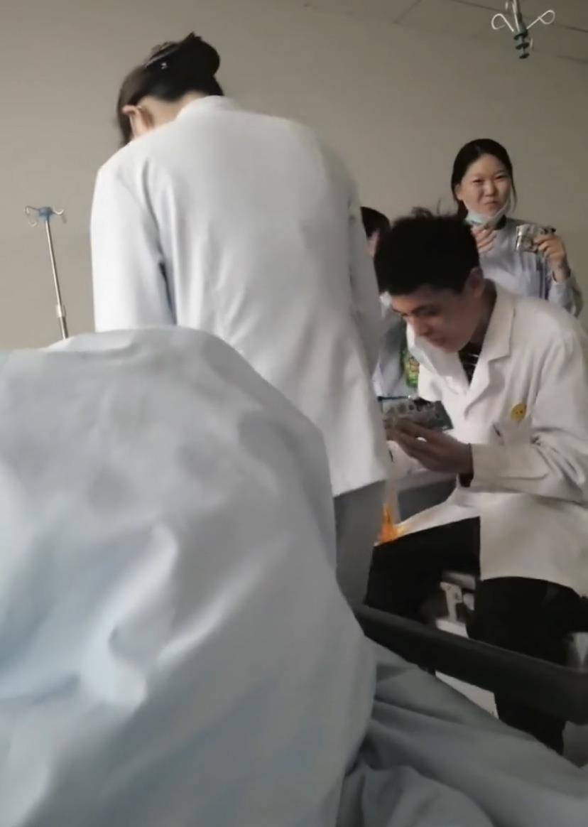 山东|山东:护士小姐姐术后要禁食禁水,医务同事们下班探望的做法亮了