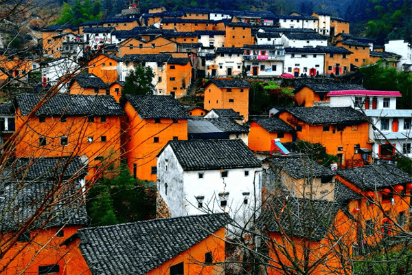 歙县有一奇怪建筑群，依照山势走向而建，具有深远历史底蕴