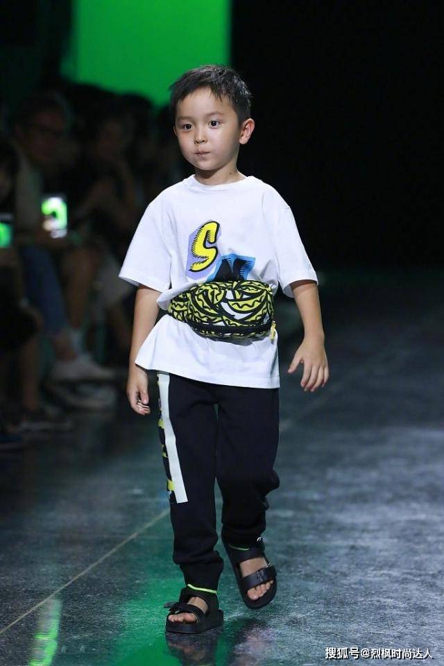 记得大麟子亮相中国国际儿童时装周走秀时也非常有范