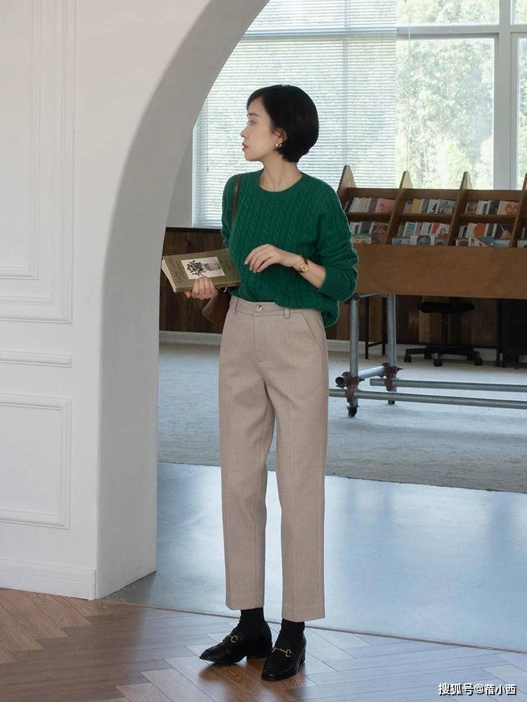 颜色 “毛衣+半身裙”，“毛衣+直筒裤”，才是冬季时髦精的最佳搭配