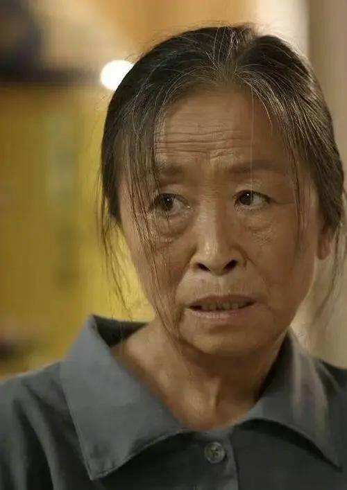 真诚的表演打动人心,在电视剧《我的丑娘》中饰演人丑心善的"丑娘"一