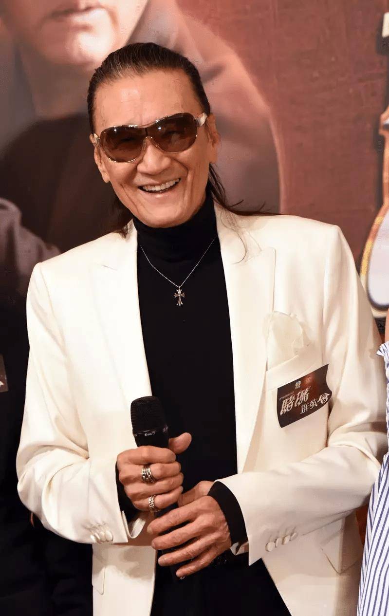 85岁谢贤带货直播?「假四哥」戴墨镜,白西装狂卖牙膏