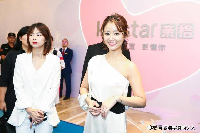 一身 林心如这次惊艳,一身斜肩连体裤配卷发典雅大气,43岁美成23岁