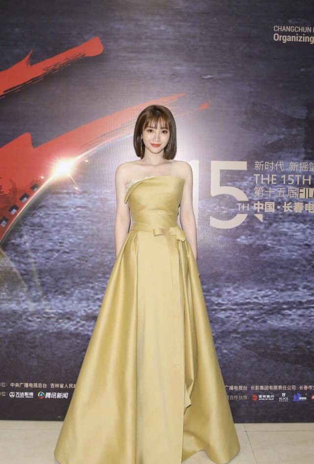 脖颈 39岁的柳岩不一般！浪漫大波浪配紧身裙，凹凸曲线太吸睛