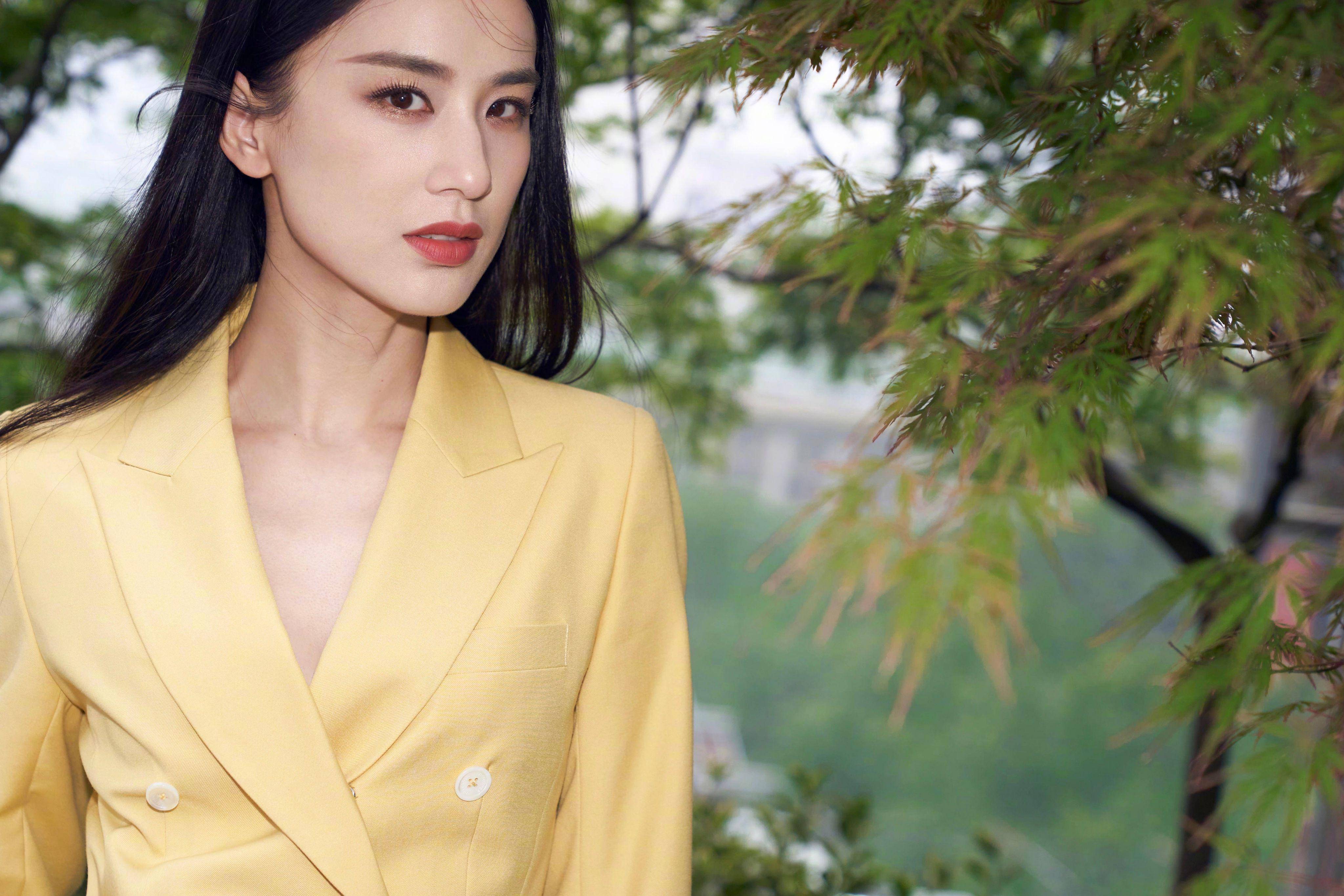 黄圣依不愧是豪门阔太太蕾丝镂空连衣裙尽显优雅高贵