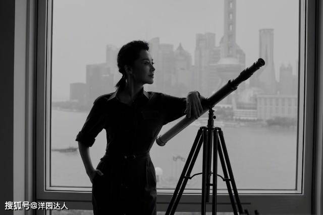 连体 许晴终于换风格,穿工装风连体裤又酷又美,配骆驼趾恨天高看不懂