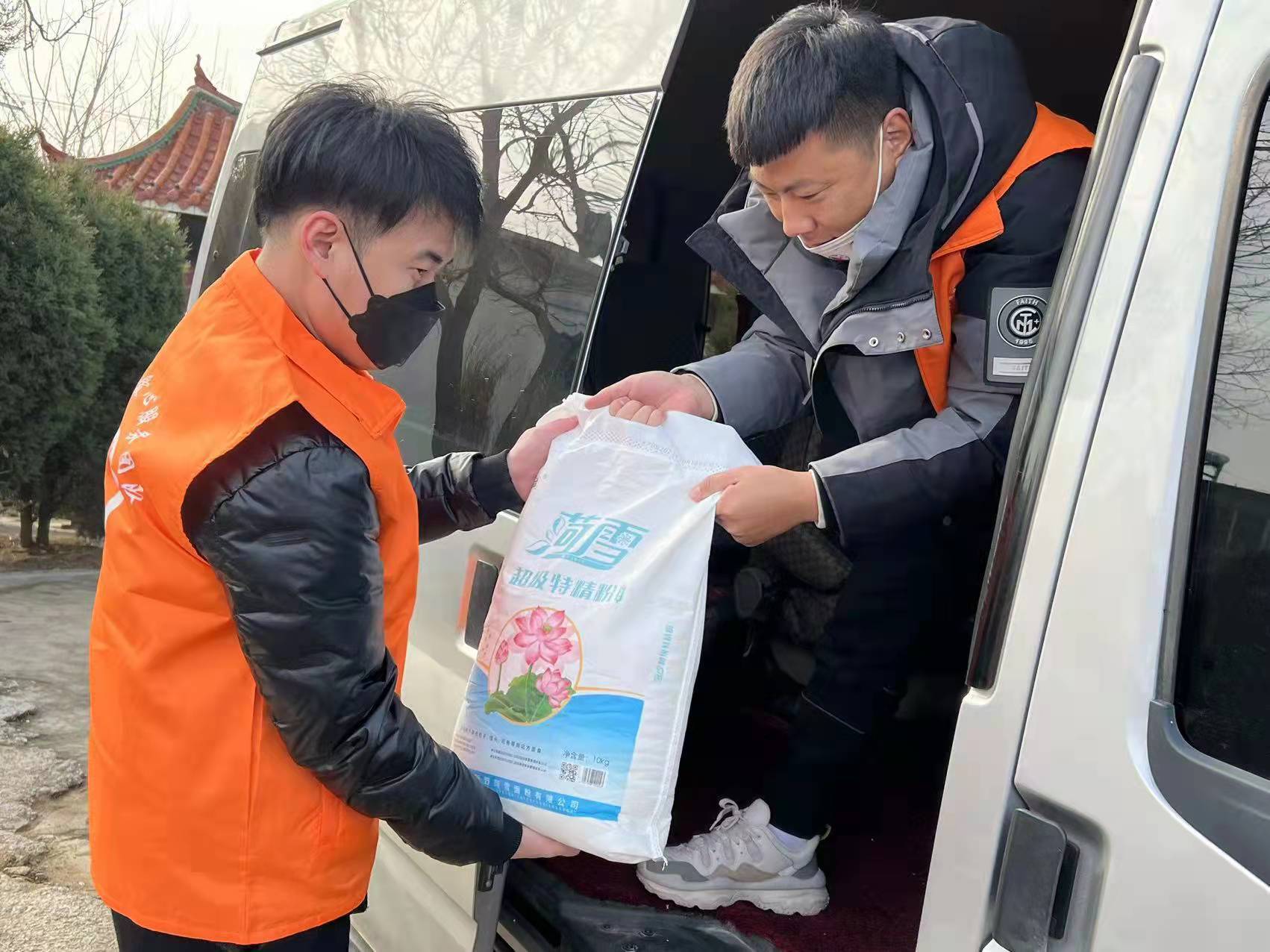 爱心团队的关爱温暖了老人们的心,敬老院的老人们纷纷感谢营口兴辰