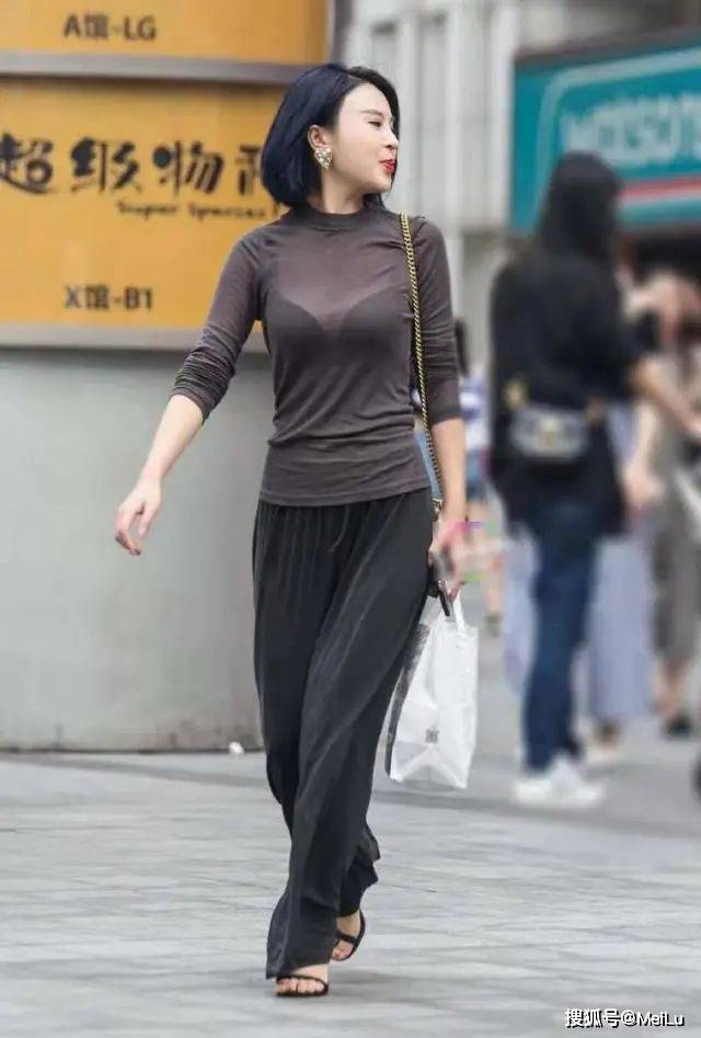 棉质 30岁的女人在穿搭上要很有讲究,就可以让你温婉大方又显魅力