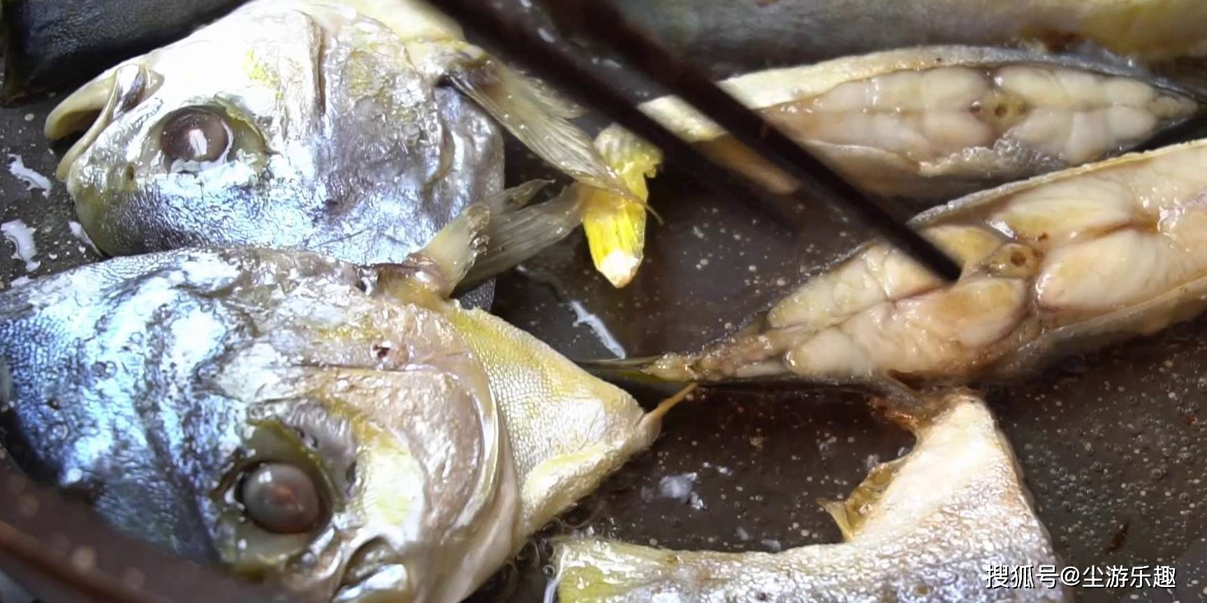 清水|五花肉里加1条鱼,没想到这么好吃,香味四溢,出锅拌汁能吃3碗饭