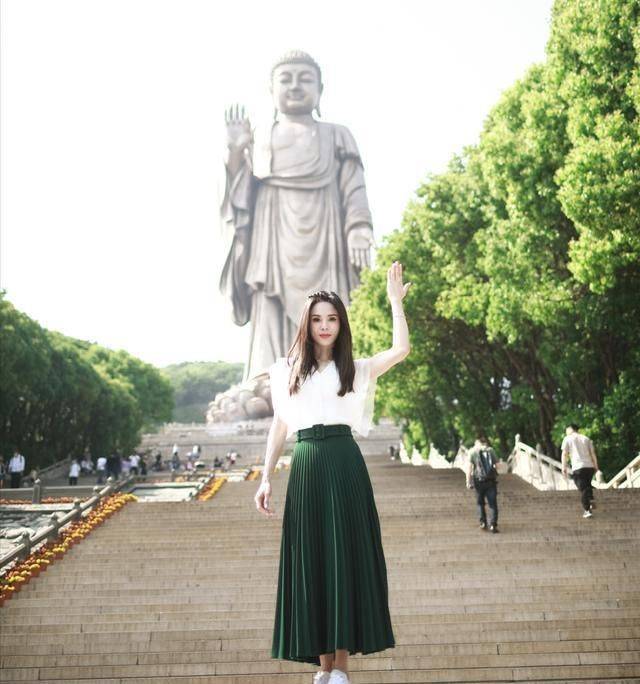 显得李若彤走机场穿的真年轻，卫衣配贝雷帽，55岁这样打扮谁都漂亮！