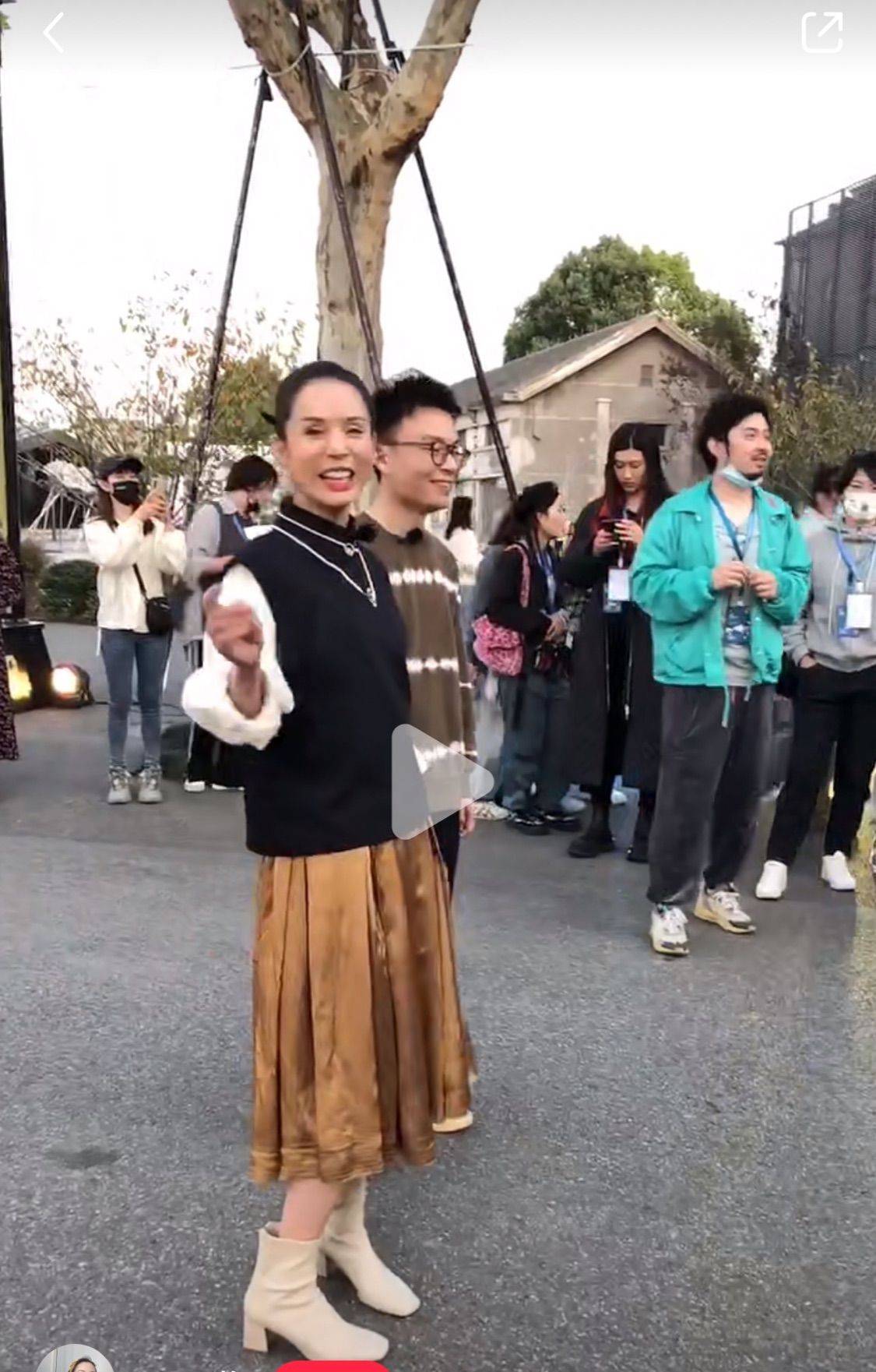 显得李若彤走机场穿的真年轻，卫衣配贝雷帽，55岁这样打扮谁都漂亮！