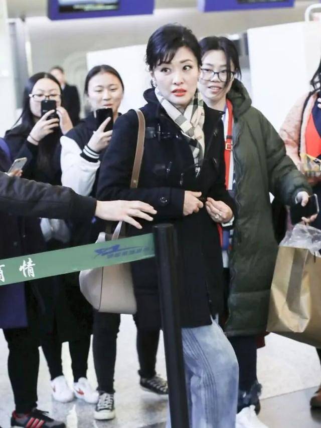 黑色 周涛真是个时髦精,穿大衣内搭羽绒服,不仅不显臃肿还高级感爆棚