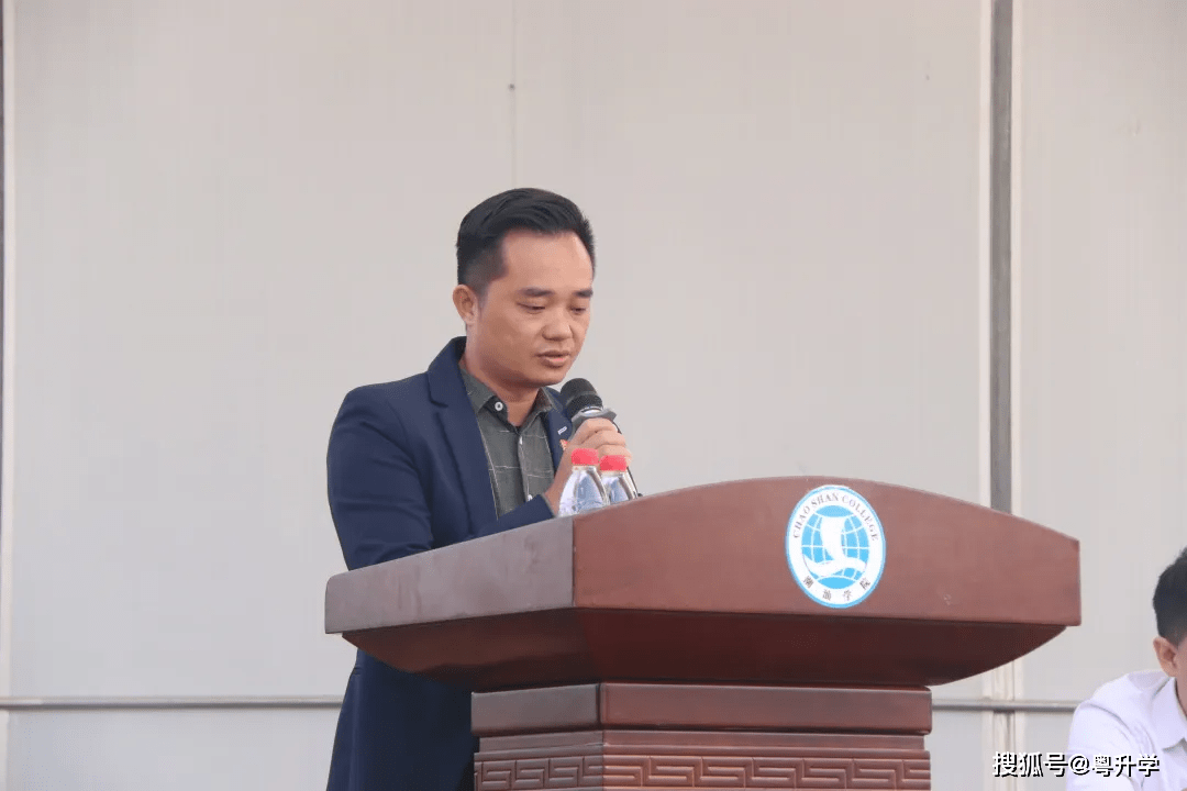 佳排长,校长曾向昌,党委书记齐广武,副校长曲建国,党委副书记罗文坤