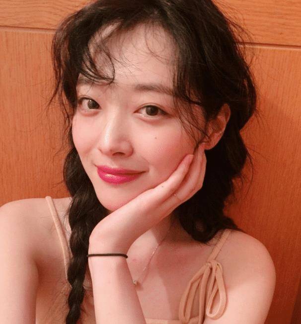 原创29岁女星泫雅拍大尺度写真，只穿内裤秀长腿，素颜出镜显老态
