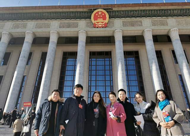 层次 央视主持天团开会受追捧！朱迅站C位成团宠，周涛比佟丽娅还洋气