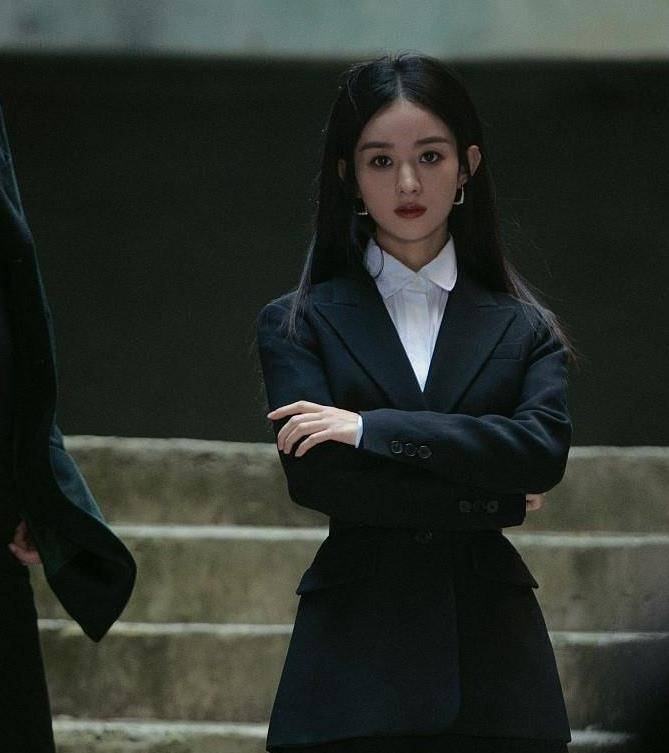 原创赵丽颖黑色西装气场十足