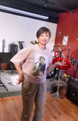 显得刘玉翠老得不真实，腿P的又长又细，镜子里却是五五身材粗短腿！