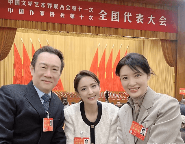 层次 央视主持天团开会受追捧！朱迅站C位成团宠，周涛比佟丽娅还洋气