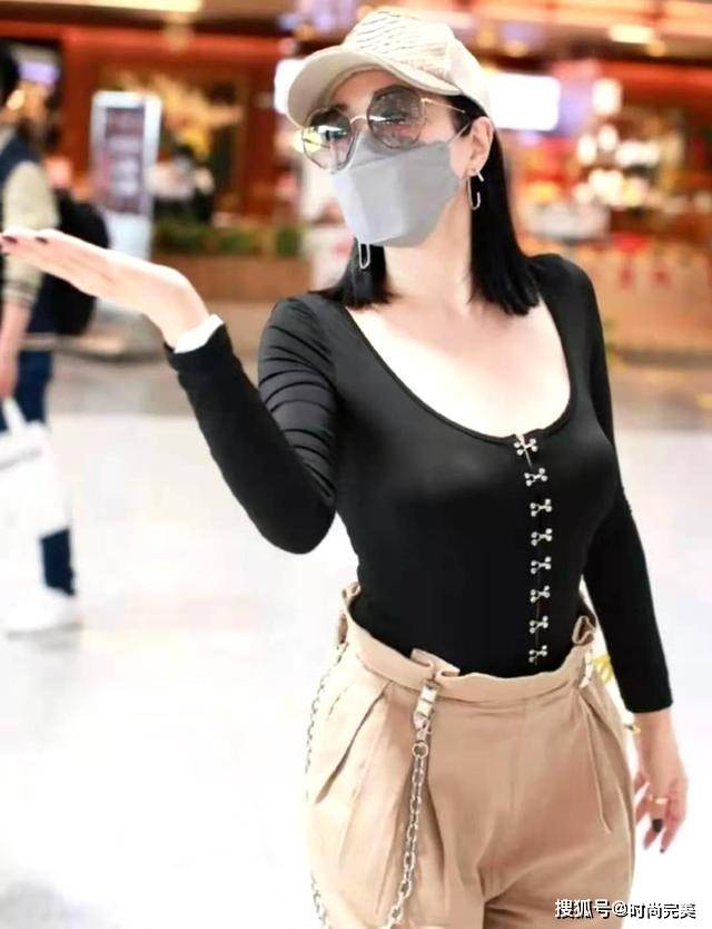 钟丽缇真敢穿,50岁穿紧身u领衫秀丰满"曲线",轻松赚足眼球_身材_时尚