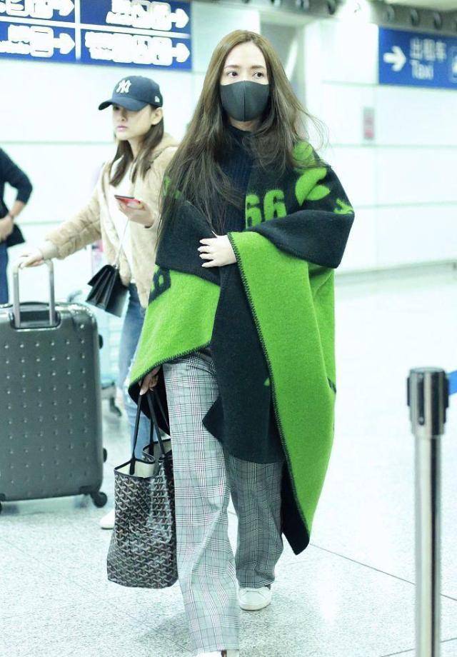 身材 郭碧婷颜值高就是任性，穿驼色羊羔毛大衣一点不臃肿，反而很高级