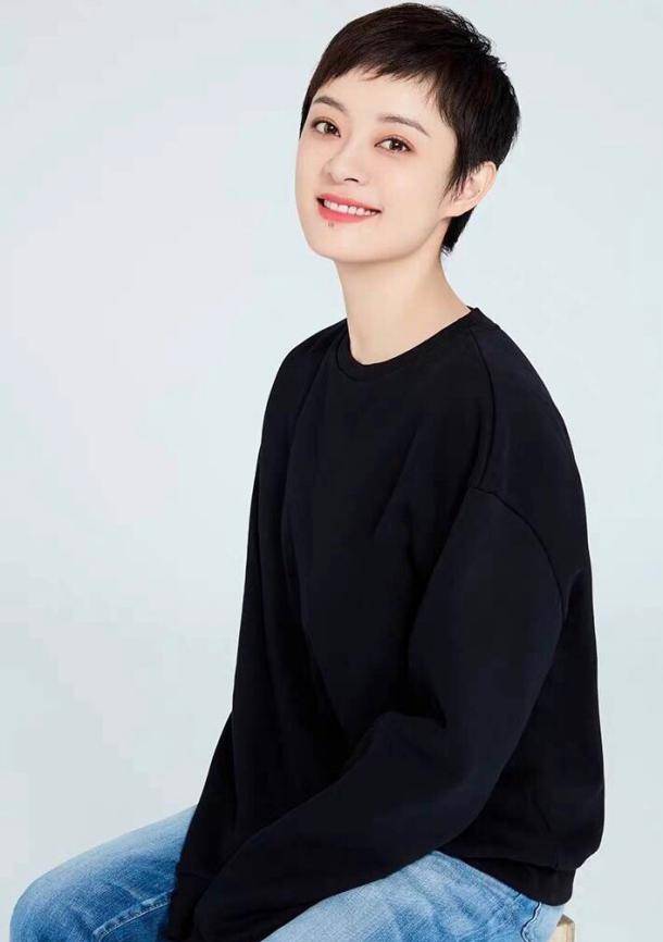 发型女人过了50岁，建议剪掉长发留短发，原因有这3点，重点不是好看