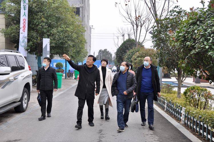 12月15日下午,驻马店市不动产登记服务中心副主任梁俊峰,刘中海一行
