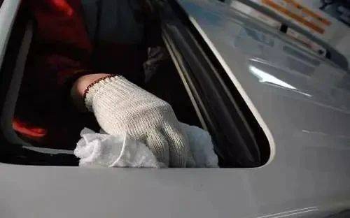 如何去除车身和天窗上的水垢 强迫症患者看过来 保养 汽车 方法