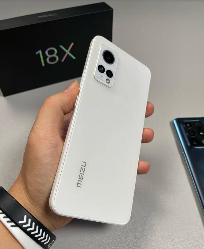 好在魅族18x有了纯白色版,算是弥补了遗憾.