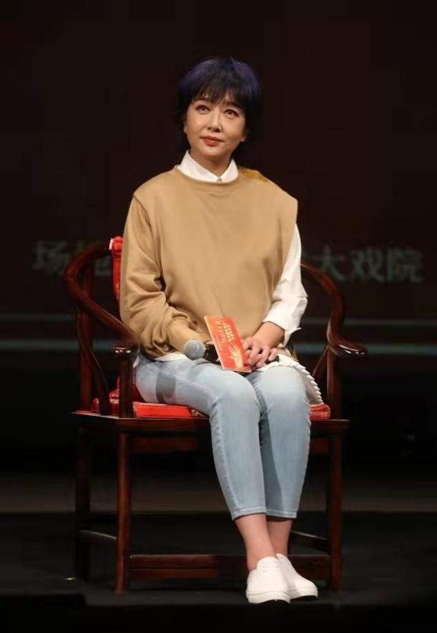 发型江珊换新发型露面，一头紫发比小年轻还潮，满脸胶原蛋白太显嫩了