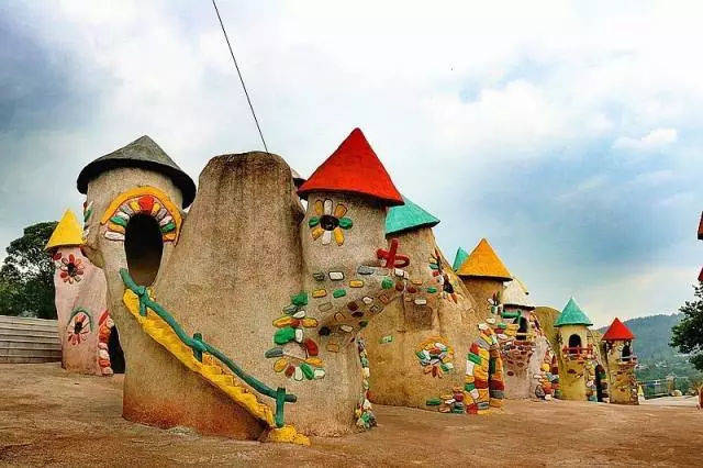 原创我国真实存在的矮人村平均身高不足1米3靠矮谋生却引争议