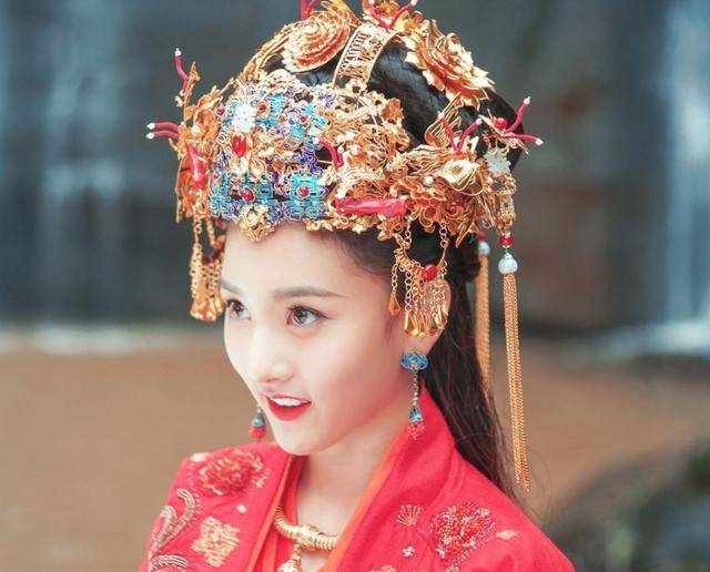 传统 有一种惊艳，叫当红女星穿上红色嫁衣，每一个都想叫娘子！