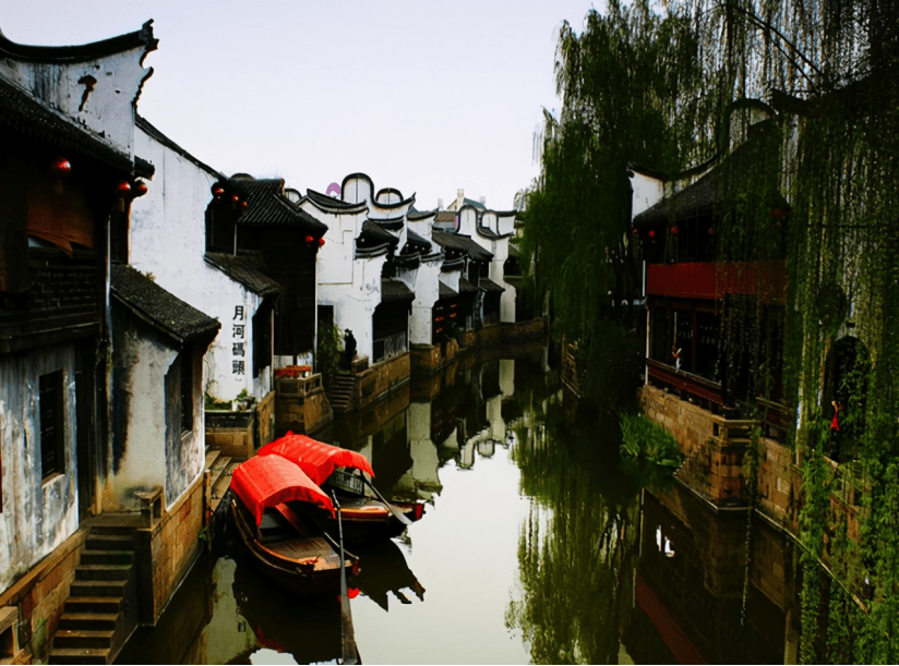 浙江嘉兴一古镇，有着粽子博物馆，夜晚月亮倒在河中，幽美静谧