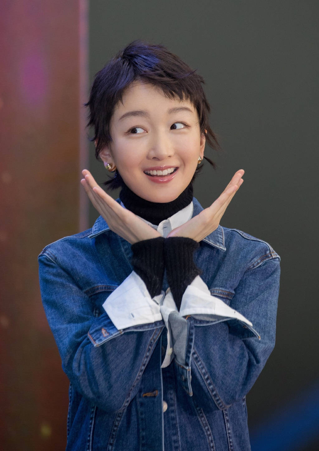 发型周冬雨哪里像27，“狗啃刘海”叠穿三件套，明明是17岁少女！