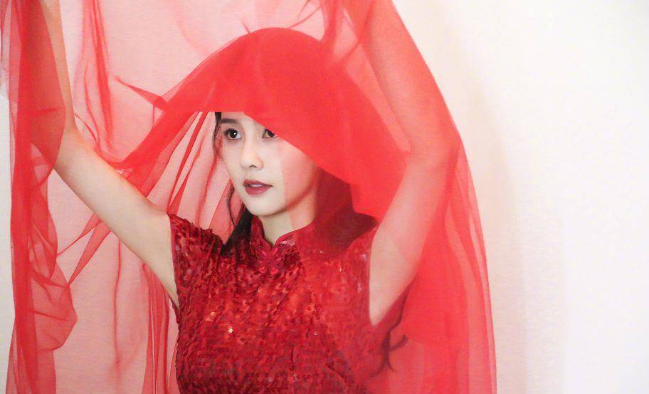 一生一世|白鹿大方晒喜庆红嫁衣，网友：圆满了