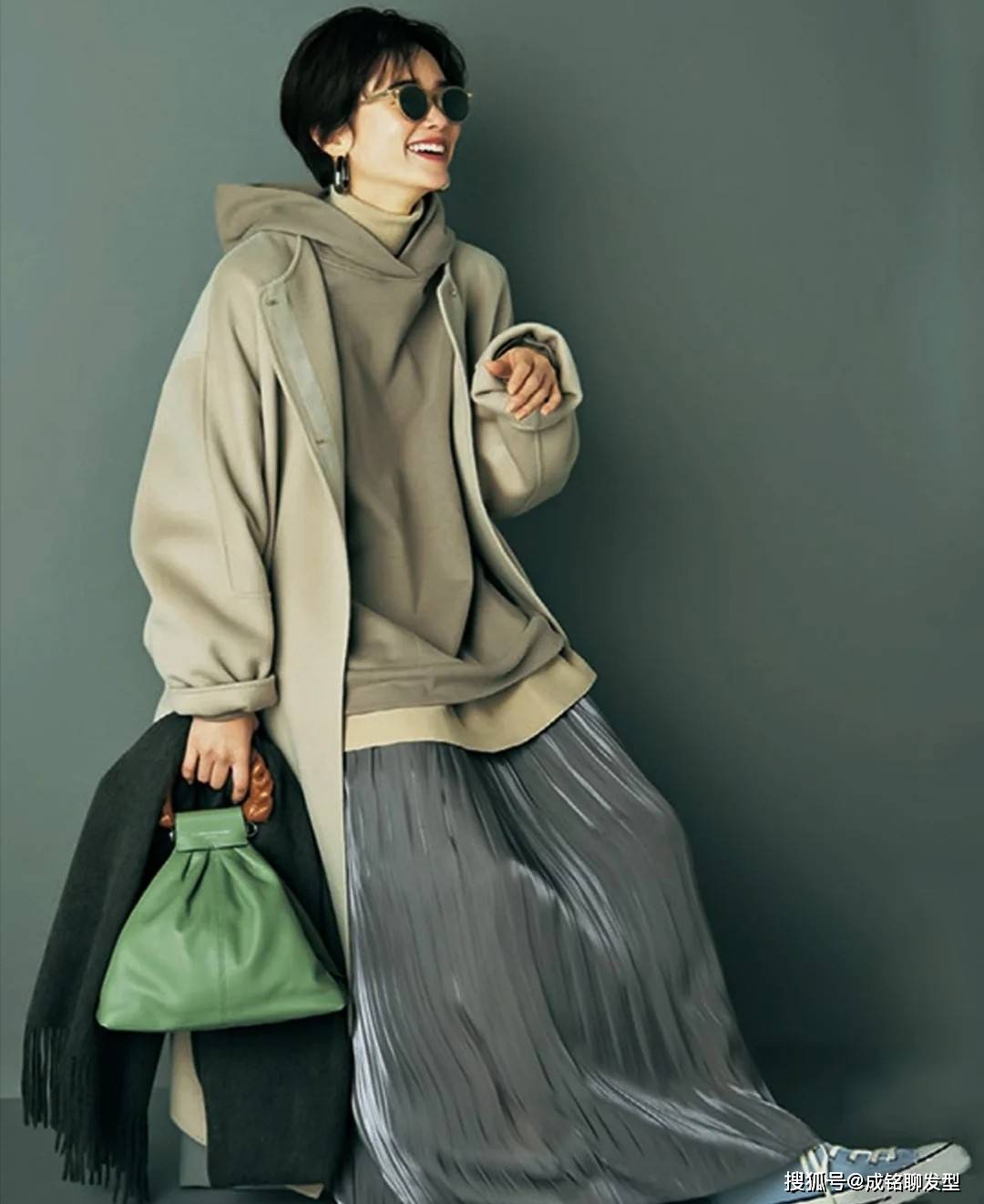 毛衣 “大衣+打底衫”已过时了!今年流行这三种穿法,保暖时尚两不误