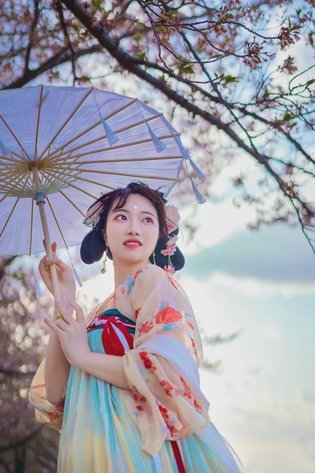 摄影汉服小仙女： 亦知终是有晴时