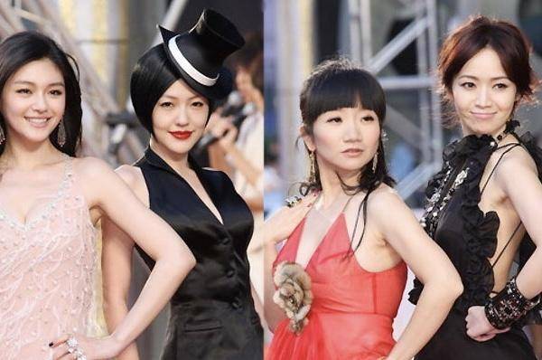 个性 小S这才是“尤物身材”，一袭黑色套装风情又干练，41岁更迷人