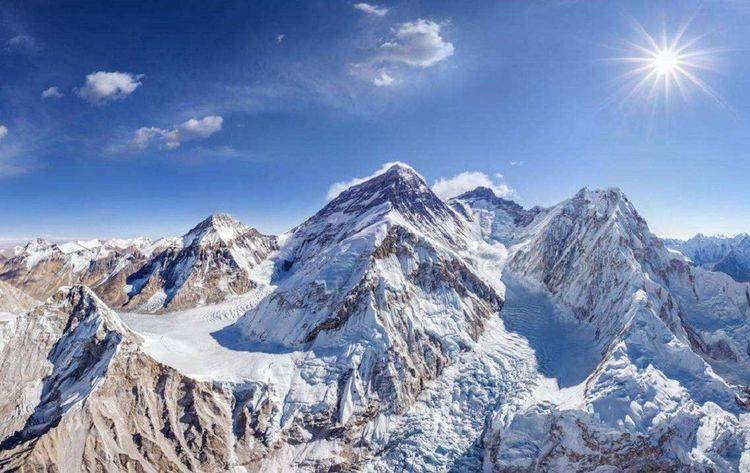 珠穆朗玛峰：长年弥盖的白雪之下，是人们攀登时追求高与远的步伐