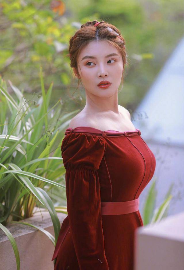 曲线 徐冬冬可真是魔鬼身材！红色丝绒连衣裙高级精致，凹凸曲线太撩人